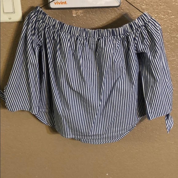 Blue and white stripe top. Size small - Picture 4 of 7
